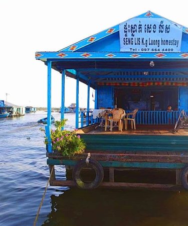 Một làng nổi trên Biển Hồ của Campuchia có tên là Kompong Luong mà họ viết tắt là K.g Luong.