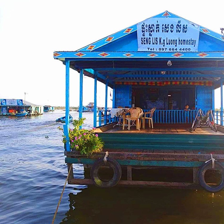 Một làng nổi trên Biển Hồ của Campuchia có tên là Kompong Luong mà họ viết tắt là K.g Luong.