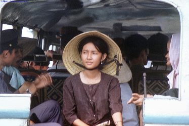 Định Tường 1972 - Người phụ nữ trẻ ngồi trên xe đò