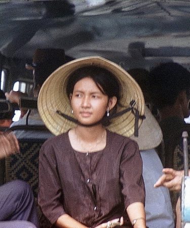Định Tường 1972 - Người phụ nữ trẻ ngồi trên xe đò