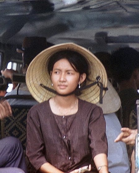 Định Tường 1972 - Người phụ nữ trẻ ngồi trên xe đò