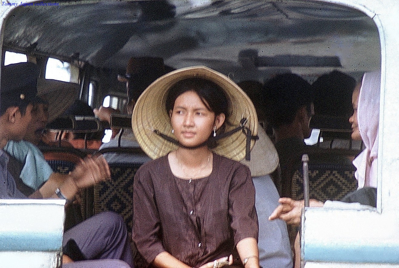 Định Tường 1972 - Người phụ nữ trẻ ngồi trên xe đò